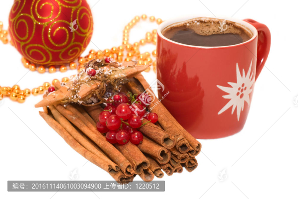 圣誕樹飾品裝飾；星級裝修；肉桂和一杯咖啡孤立在白色背景