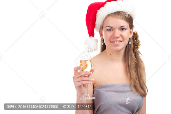 女孩用一杯酒慶祝圣誕節(jié)