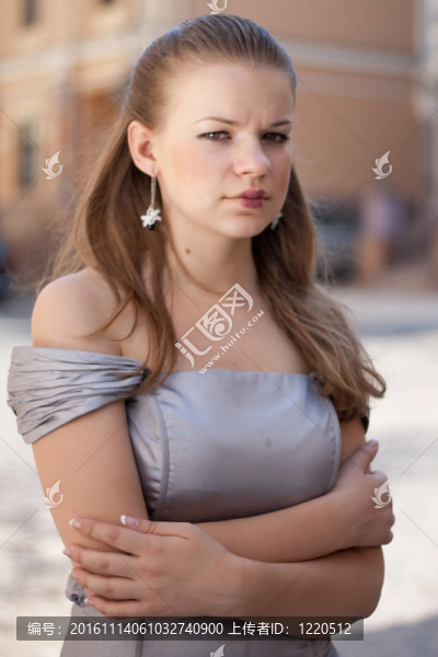 鎮(zhèn)上一個悲傷的女孩的肖像