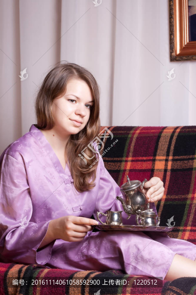 穿紫色睡衣的女孩