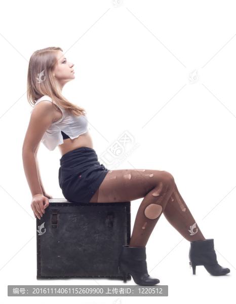 美麗的女孩坐在一個盒子里