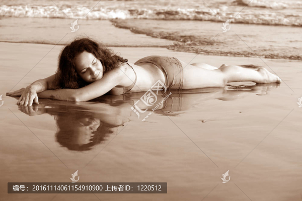 美麗的女孩在海岸上的海洋
