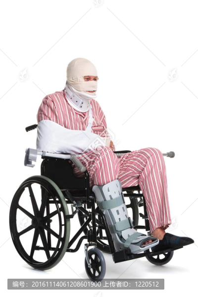 受傷的男子坐在輪椅上