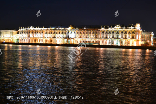 夜晚的艾爾米塔什博物館和Neva河