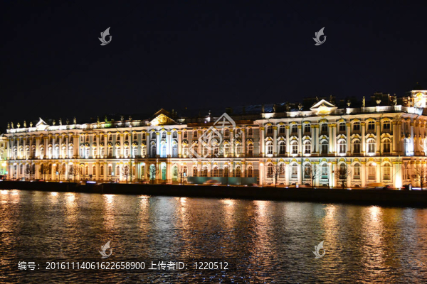 夜晚的艾爾米塔什博物館和Neva河