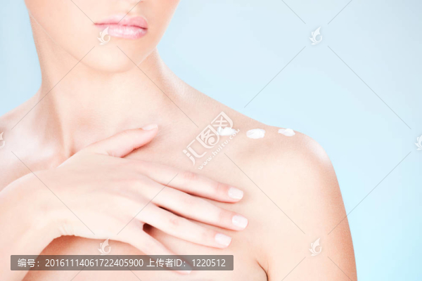 女人的肩膀上的化妝品霜-匯圖網(wǎng) www.fosd68.com 女人的肩膀上的化妝品霜