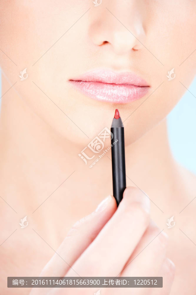 女人的嘴唇附近的化妝筆