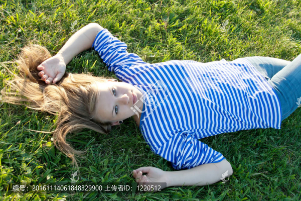 美麗的女孩在襯衫的草地上