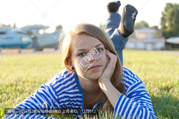 美麗的女孩在襯衫的草地上