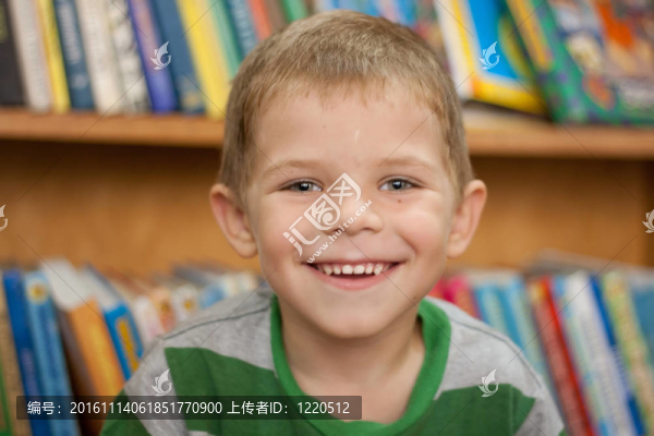 小男孩在書的背景上微笑