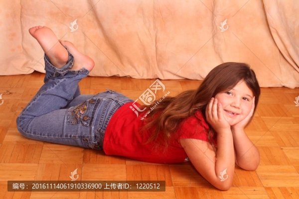 漂亮的小女孩頭躺在地板上