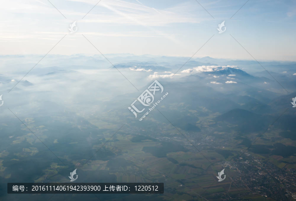 美麗的景色和山上的云景