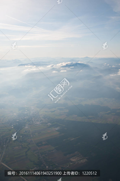 美麗的景色和山上的云景