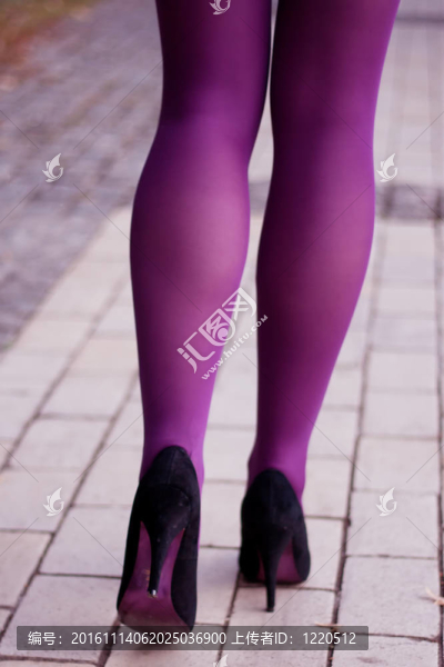 腳的女孩在紫色緊身衣