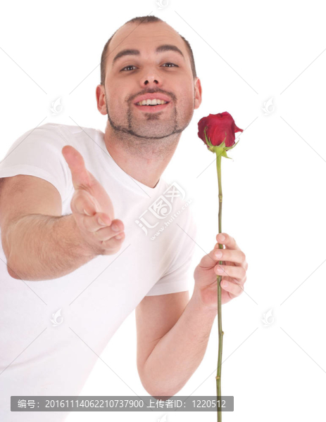 手上有花的年輕人