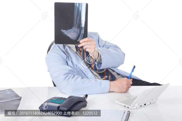 醫(yī)生盯著X射線照相術(shù)