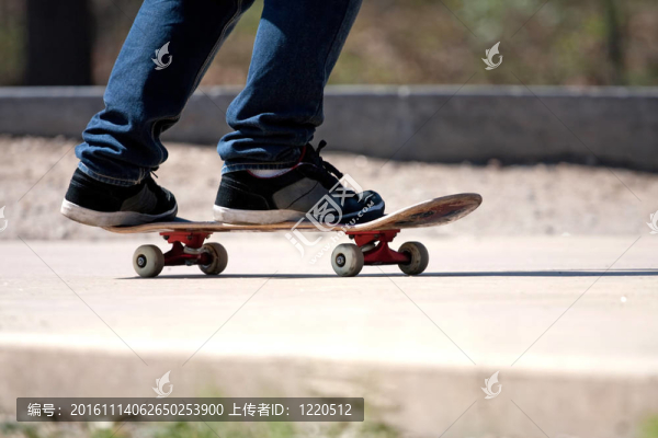 滑板運(yùn)動(dòng)員的腳特寫