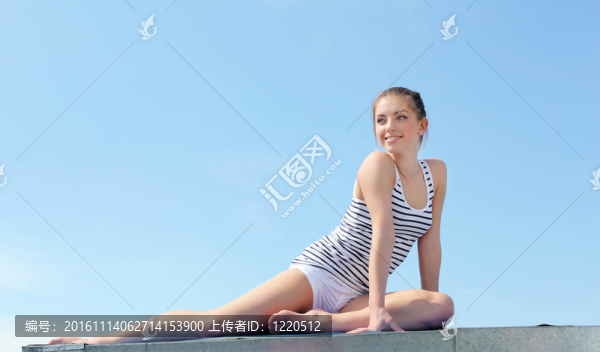 一個(gè)年輕女子做運(yùn)動的畫像