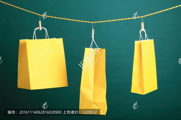 綠色背景購物黃色禮品袋