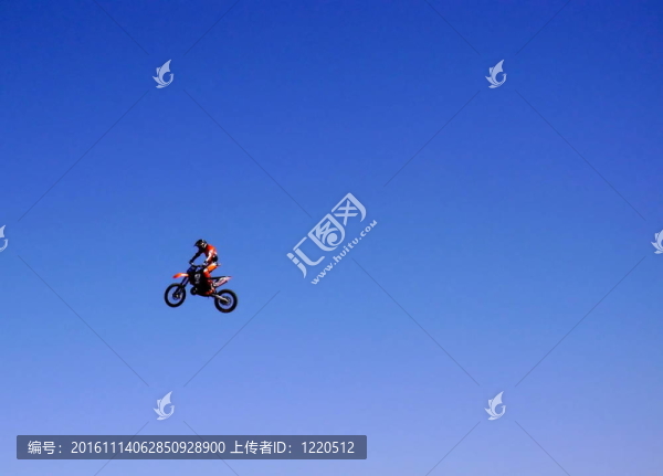 空氣中的摩托車騎手