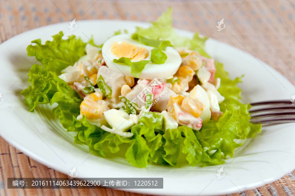一個雞蛋沙拉醬美味沙拉