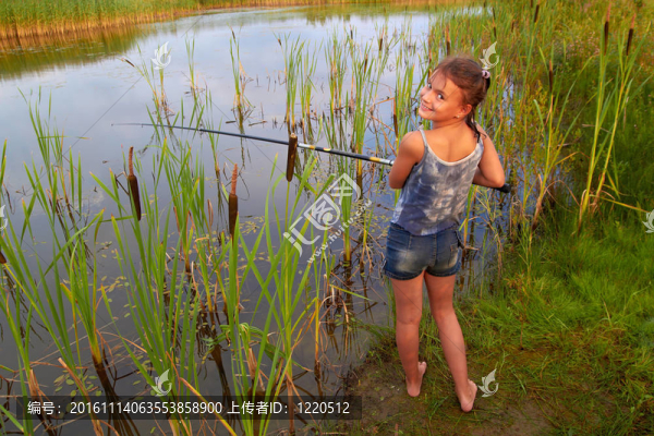 漂亮的小姑娘夏天在河邊釣魚