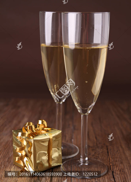 香檳酒杯和禮品盒