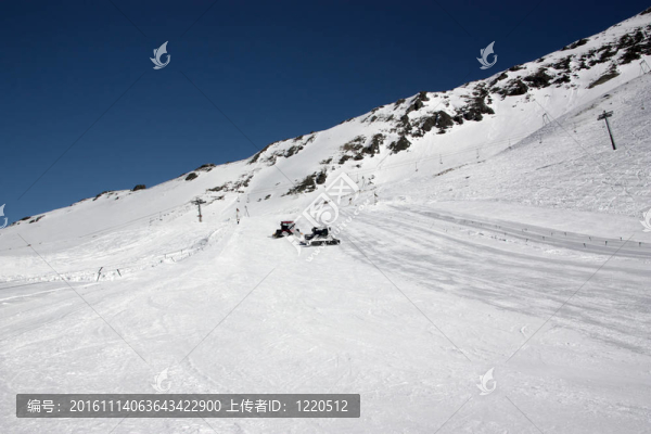 雪地履帶車在斜坡的坡度處理工作；