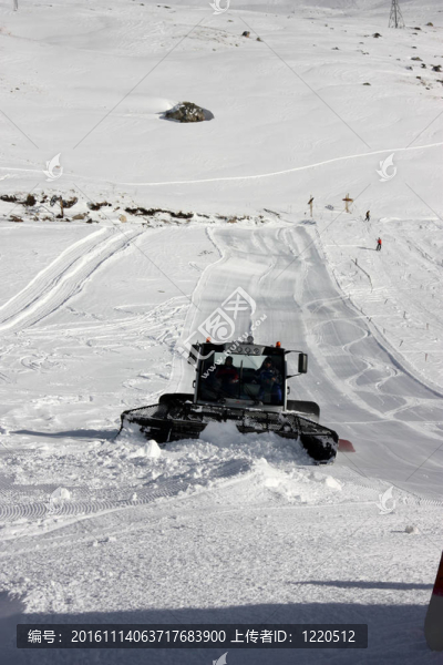 雪地履帶車在斜坡的坡度處理工作；