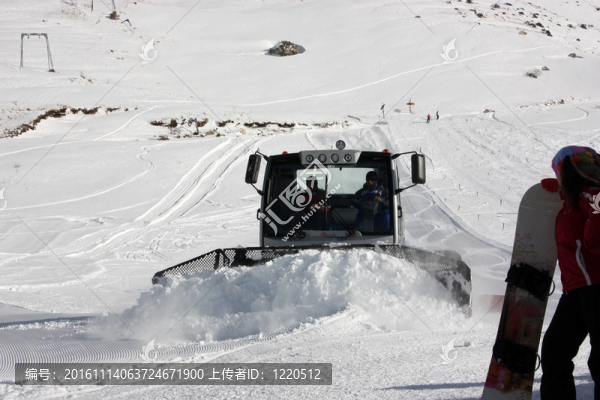 雪地履帶車在斜坡的坡度處理工作；