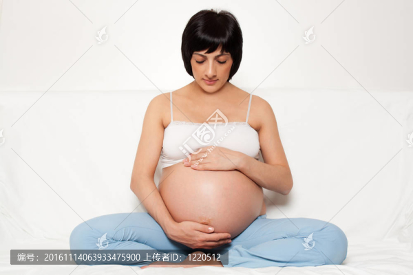 孕婦坐在沙發(fā)上