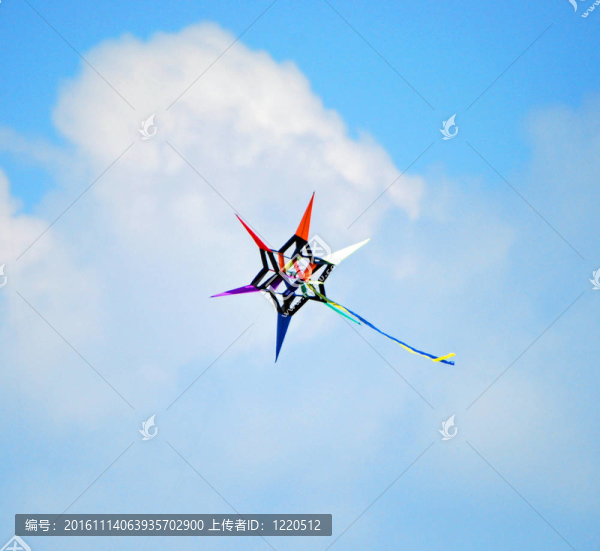 天空一片云朵和一只風(fēng)箏