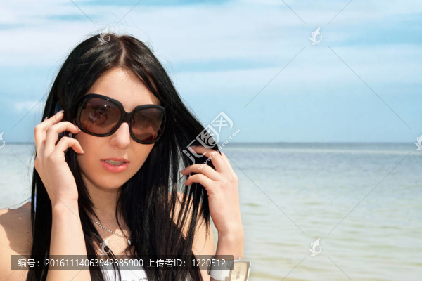 美麗的女人在電話里說
