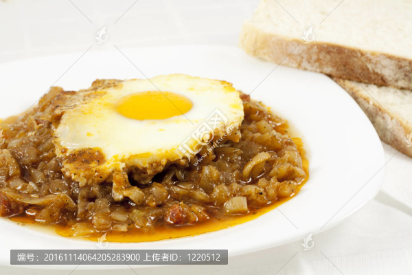 烤洋蔥燉；雞蛋和肉