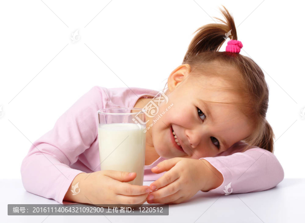 小女孩喝一杯牛奶