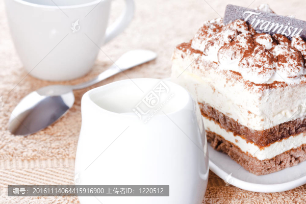 提拉米蘇甜點(diǎn)和一杯咖啡的部分