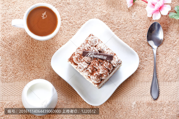 提拉米蘇甜點和一杯咖啡的部分