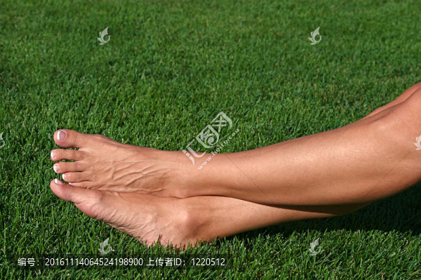 光著腳在草地上
