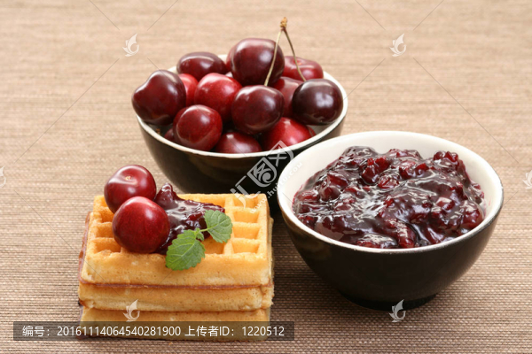 華夫餅和新鮮的櫻桃果醬