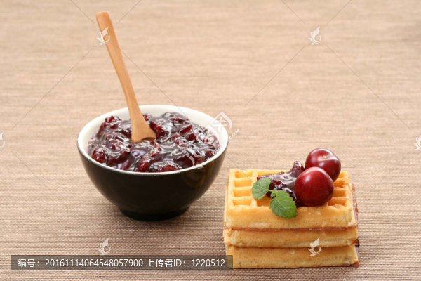 華夫餅和新鮮的櫻桃果醬