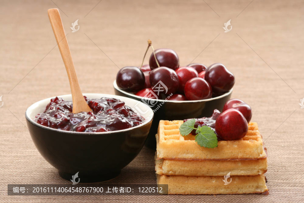 華夫餅和新鮮的櫻桃果醬