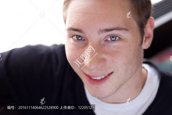 微笑的年輕人