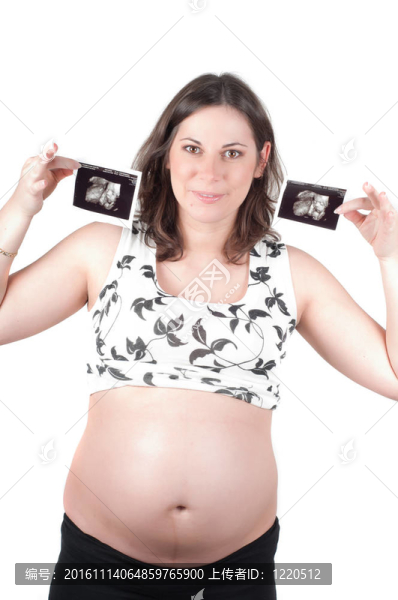 年輕的女人抱著她的孩子的超聲檢查