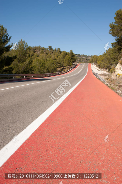風(fēng)景區(qū)鄉(xiāng)村公路與紅色自行車車道