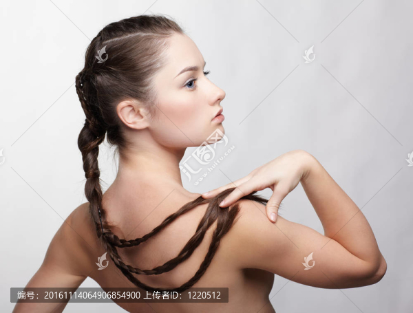 有創(chuàng)意發(fā)型的女孩