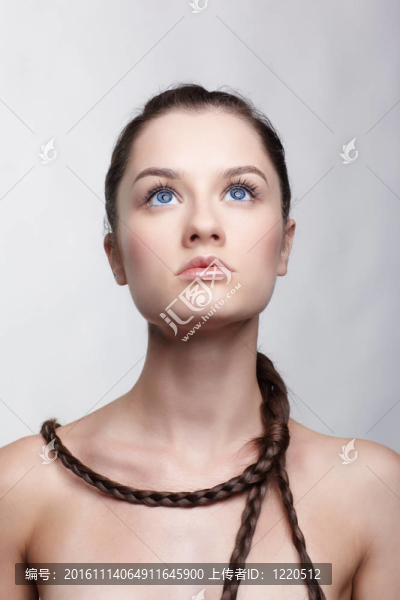 有創(chuàng)意發(fā)型的女孩
