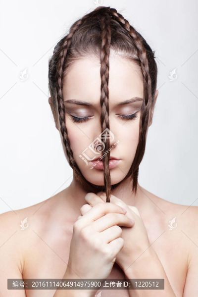 有創(chuàng)意發(fā)型的女孩