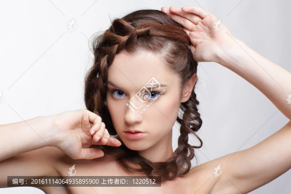 有創(chuàng)意發(fā)型的女孩