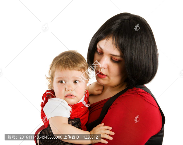母親抱著哭泣的嬰兒
