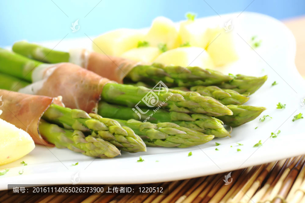 綠蘆筍配火腿土豆（選擇性聚焦，關(guān)注蘆筍頭）